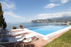 Villa in La Herradura - Villa el Horizonte infinite pool 