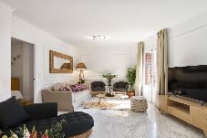 Apartment in Granada - ChezmoiHomes Glow and elegant 4 BR apartment in the heart of granada parking free